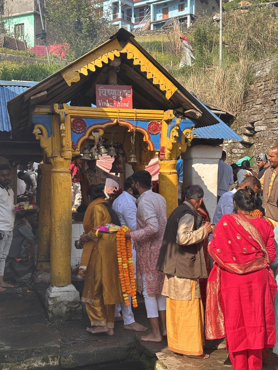 nitinwelde's tweet image. - Blessed to be here.
- Sought blessings at Triyuginarayan Temple.
- This is where lord Shiva and Mata Parvati wedding took  place.
- The eternal flame is on. 
en.wikipedia.org/wiki/Triyugina…
- Now enjoying the view of beautiful Mandakini Valley

Jai Shree Kedar 

#pilotlife #gratitude