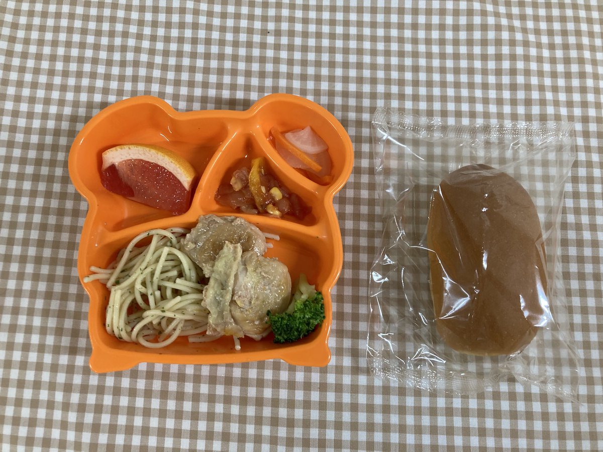 今日の弁当給食（４月２４日）
キャロットパン
チキンオレンジソテー
ブロッコリーボイル
パセリスパゲッティ
ベジナポリタン
大根のコンソメ煮
ピンクグレープフルーツ