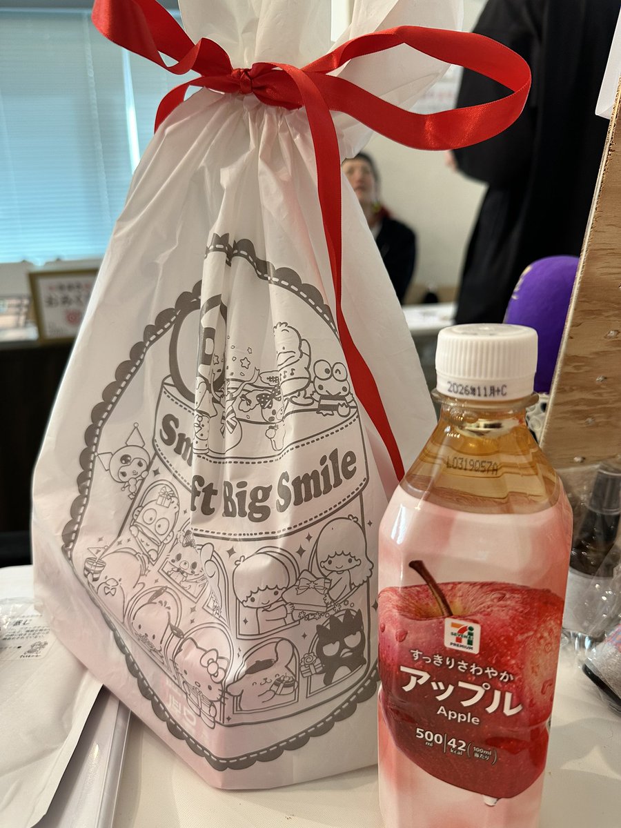 ateshika555's tweet photo. 【 #ポッドキャストステッカーベース でいただいた🎁自慢大会】
はいっ
始まりました第1回、 #PCSB で🎁いただいたもの自慢大会のお時間でございます。
司会は毎度おなじみ、すみれ子ThePoisonLadyと申しまーす!
ドンドンドン🥁
たまにはシンプルに自慢させてくれʬʬʬ
回りくどい承認欲求ではない!これは!直球の!承認欲求や!ʬʬʬʬʬʬʬʬ🤣
まずは!
いつも熱い応援ありがとうやで😭
@ffdnH8Y17V4HO4q フルタンさん♡
前にお便り下さった息子さんと来て下さりとても嬉しかった♡
優しそうなBOYでポッキャ親戚のすみれ子、会えて嬉しかったよ♡ʬʬʬ
ほんでベビ連れで来てくれた@startupokadasan そうまさん!🥹
来てくれると思わなくて!すごいびっくりした声出してごめん!
BOY泣かせてごめん!ʬʬʬʬʬʬ
まじで色々止まってる案件動かしましょうすみません😭(公開謝罪)
すみれ子にピッタリな?『???な感じ』のコーヒー楽しみ♡
@88makky まっきーはなんと!誕生日プレゼントと兼ねてると!
これねーびっくりしたʬʬʬ
ハチャメチャ嬉しかった!♡
愛してるよまっきー!ʬʬʬʬʬʬ
そして、まさかお会いできるとは!の
@creator_enews カグアさんね…
さっ!と来られ差し入れだけされてね…
なんて愛が溢れた方なのか!
ありがとうございます!😭
⇒続く