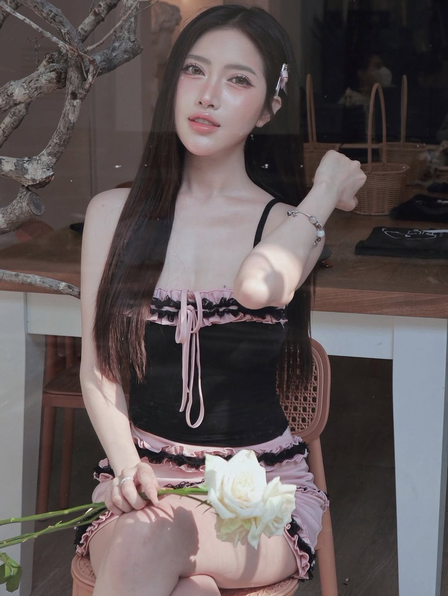 thaomy8683's tweet photo. Anh ơi anh đánh rơi người yêu này https://t.co/FZM8W8SY47