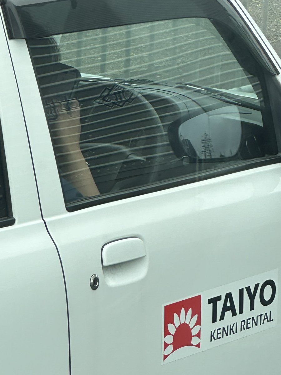 zatiuiti's tweet photo. ずっと携帯を操作しながら社用車を運転するDQN
つい信号待ちで激写してしまった(￣▽￣;)
ドライバーやってる者としてもこういう奴嫌い(>_<｡)
社用車乗ってる自覚ないんかな、会社の看板掲げて違法行為する意味がわからん！！((((��ﾟДﾟ))))
 #ながら運転
 #TAIYO https://t.co/ECJy0WNtG4