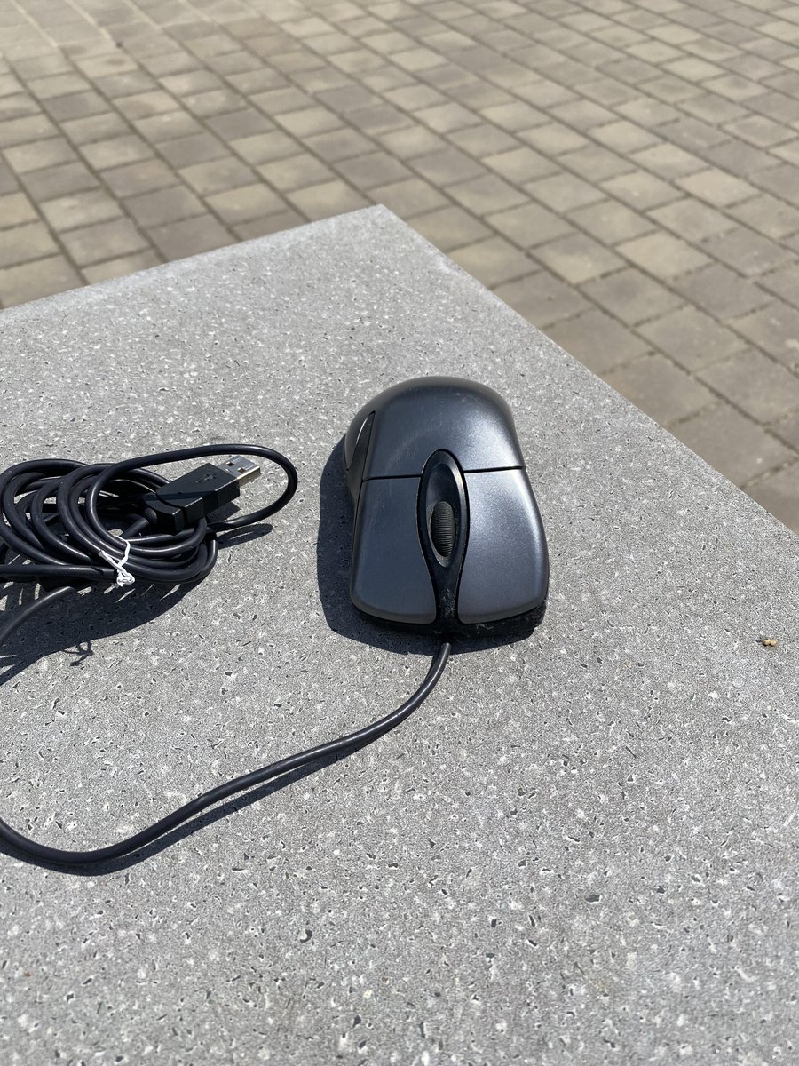 gamegear360's tweet photo. i found this on the street : r/MouseReview https://t.co/SwcSfyjIQL https://t.co/vhQLiHWx8D