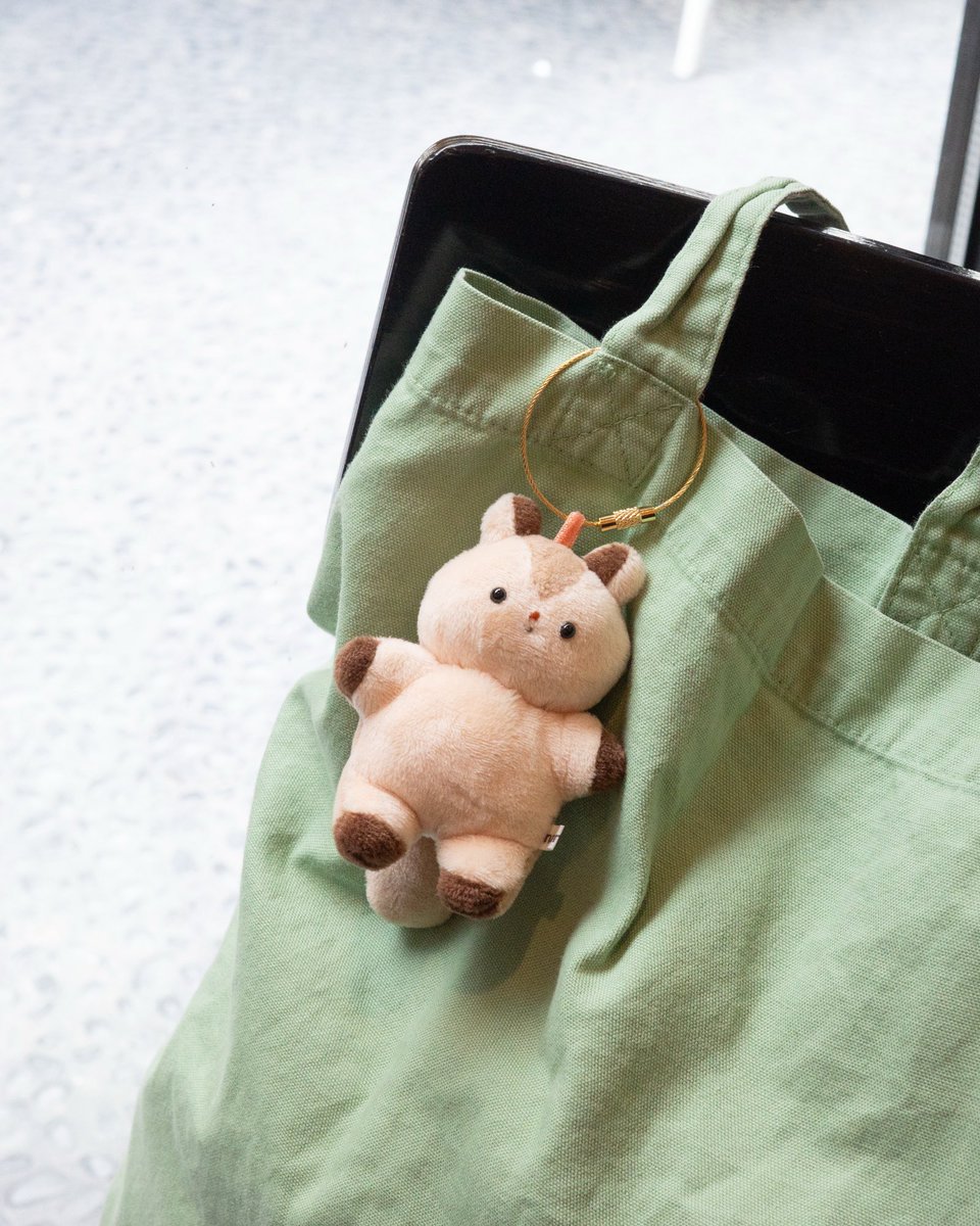 __nanika's tweet photo. ムササビのぬいぐるみチャーム

バッグに付けたり、一緒におでかけができる、手のひらに収まるサイズです。
お気に入りのパンを持っているムササビもいます🥖

----------

4月30日(木)～5月12日(火)の期間、博多阪急ユトリエさまの「ユトリエ動物園 」に参加させていただきます。 https://t.co/FWmYla1PgY