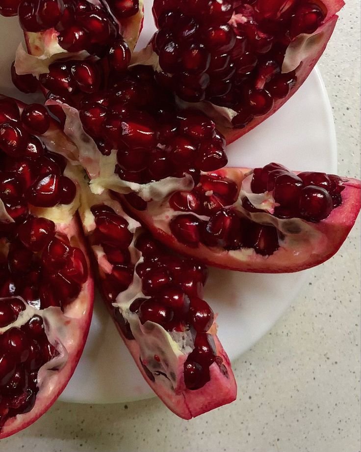 JamoSaju's tweet photo. 저는 아직 한번도 본 적 없어요 석류 향 딱 맞게 쓰시는 분 ···
(재미로 보는)
석류향이 아름답게어울리는 사주 특징

석류는 달콤하고 새콤한데 어른스럽죠. 보석같이 고급스럽지만 화려하고, 자두 라즈베리 ~ 스파이시 ~ 머스크로 화려하고 강렬하게 자리메김하는 향이에요

그런 석류가 어울리는 사주는

1. 도화 + 수가 있는 구조
: 뭔가 물기가 넘치는 눈이 떠오름. 복숭아가 봄의 도화라면 석류가 가을의 도화. 촉촉하고 매력적인 존재감이 수와 잘 어울림. 

2. 병화 일간 + 금
: 붉고 강렬한 태양 그 자체가 석류같음. 금은 석류향의 마무리 특유의 스파이시함이랑 잘 붙어서 좋은데, 존재감 자체가 화려하고 엄청 큰데 날카로움이 있는게 붙음. 

3. 을목 일간 + 화 + 수
: 약간 복잡한데, 유연한 풀에 화가 붙으면 꽃이 피고 수가 붙으면 과즙이 됨. 촉촉하고 화려한 과실의 향이 을목에 화수 조합이랑 맞음. 2번 케이스보다는 부드러운데 강렬하고 촉촉한 편. 

4. 상관 강함 + 식신 / 편재 강함 + 편관
: 전자는 달콤하다가 날카로운 신맛이 확 퍼지는, 알고보면 강렬한 면모가 확 다가오는 느낌이고, 후자는 강렬한 추진력이라 뭔가 팍 터져나오는 느낌. 둘 다 이미지보단 뭔가 행동 양상이 잘 어울리는 느낌. 

반면, 석류가 잘 안어울린다 싶은 사주는 타래로 !

*아래 인용한 글과는 전혀 상관 없어요! 그냥 딱 떠올라서 확 적는거라.. 광고도 아닙니다 당연히!!!!
