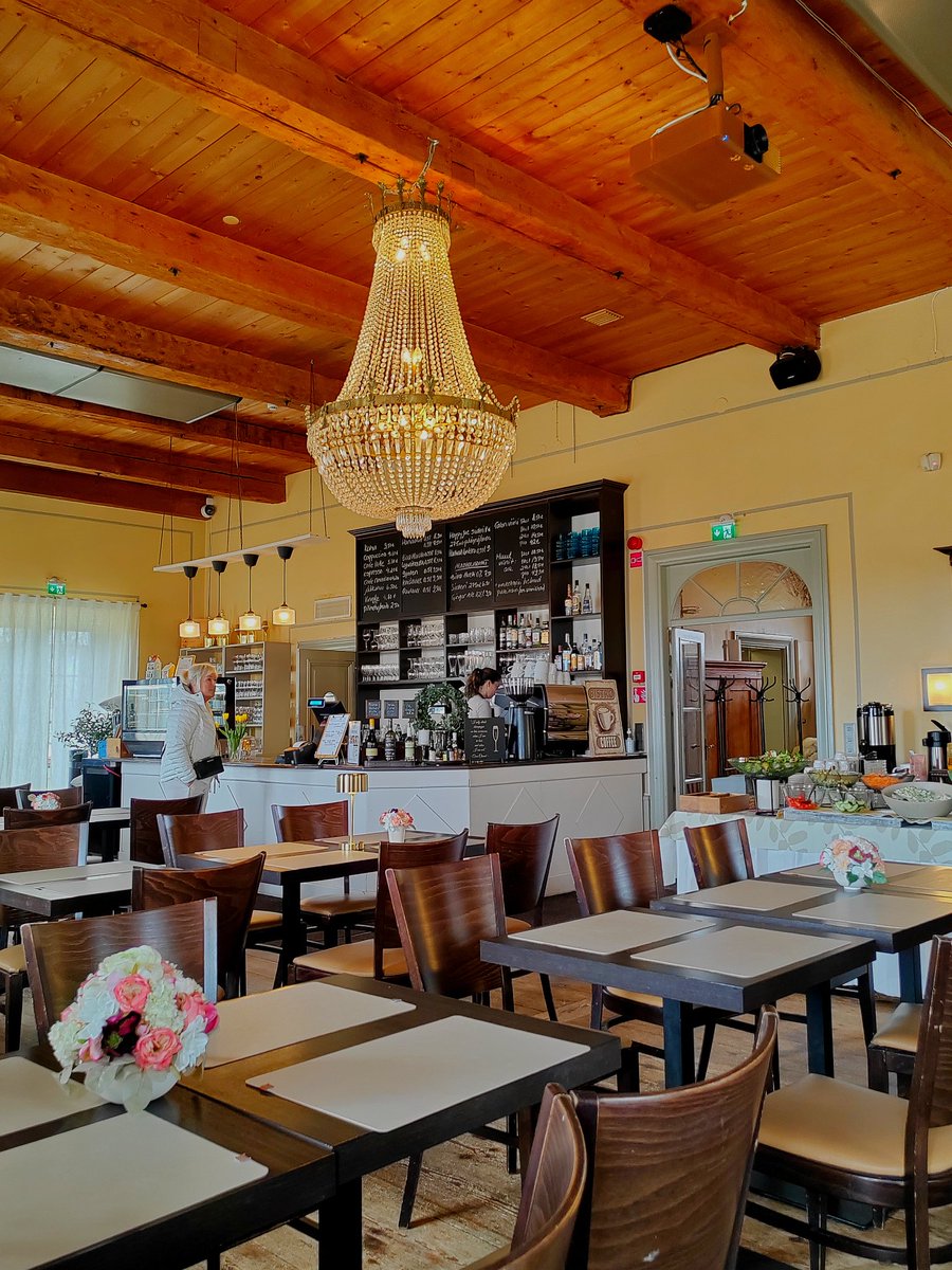 ElseKruskopf's tweet image. Hyvää huomenta perjantaita ja mukavaa viikonloppua. Lounas Tuomarinkylän kartanon ravintola Annassa. Kiva syödä välillä vähän fiinimmin. Helsingin seudulla on kauniita kartanoita🏘️ #Finland #Helsinki #springvibes #StandWithUkraine️ 💛💙🇺🇦