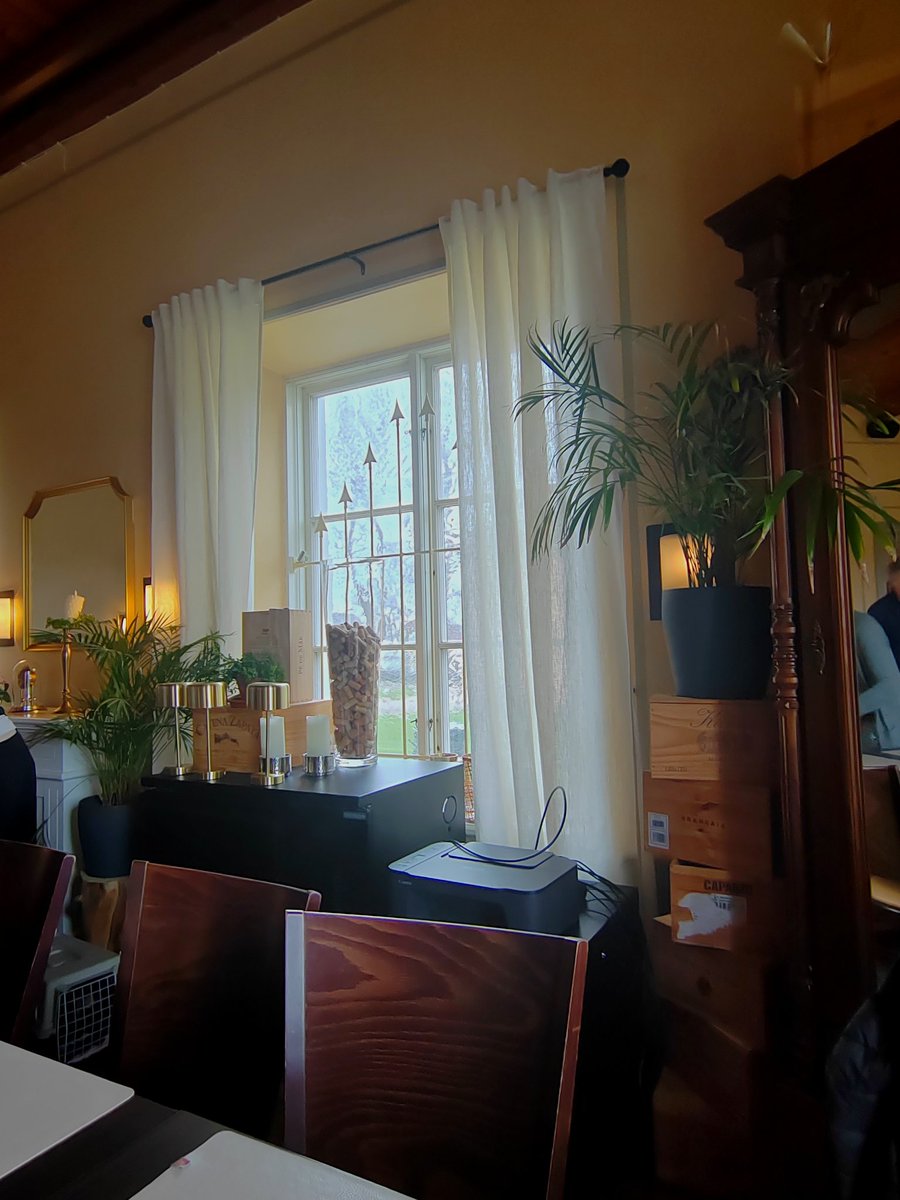 ElseKruskopf's tweet image. Hyvää huomenta perjantaita ja mukavaa viikonloppua. Lounas Tuomarinkylän kartanon ravintola Annassa. Kiva syödä välillä vähän fiinimmin. Helsingin seudulla on kauniita kartanoita🏘️ #Finland #Helsinki #springvibes #StandWithUkraine️ 💛💙🇺🇦