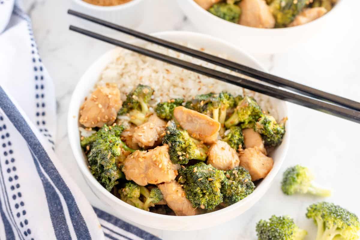 kyleecooks's tweet image. This Chicken Broccoli Stir Fry is fabulous! A delicious and fast weeknight winner. Tender chicken, bright broccoli and a delicious sauce, dinner is going to be lit! #chicken #broccoli #stirfry #weeknight #dinnerrecipe #kyleecooks kyleecooks.com/chicken-brocco…