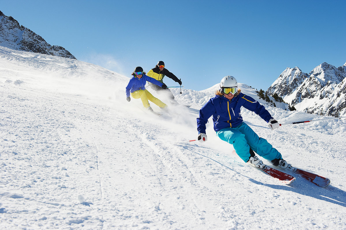 rogerchiv2's tweet image. Feel the rush as you glide down snowy slopes with the wind in your face ❄️⛷️ Skiing is all about freedom, speed, and pure excitement. Embrace the thrill and carve your path. #SkiLife #WinterVibes #SnowAdventure