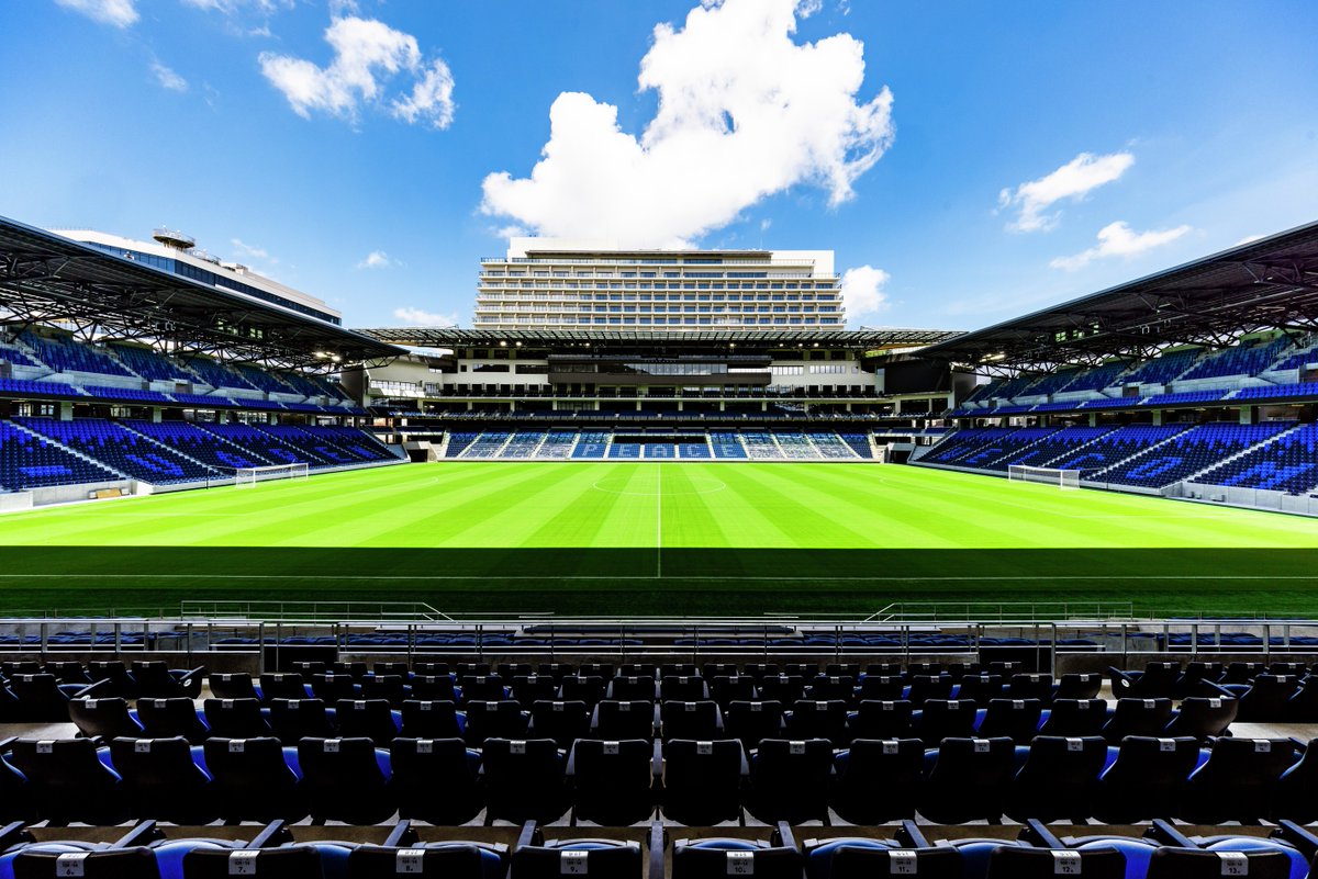 nscproject's tweet photo. #ガンバサポ長崎遠征 の皆さんへ🔵⚫️
試合前日、現地を「偵察」したくないですか…？

安心してください、入れます。

実はピースタ、日常的に開放しているんです🤭

「明日はここから声出すぞ…！」
「この角度、ゴールが見えすぎでは？」

なーんて、お気に入りの席に座って
チャントのイメトレも、心の準備もやり放題！

さらに！スタジアムツアーを予約すれば、準備は完璧。
本日も明日も、お待ちしています…🔥

#長崎スタジアムシティ #GAMBAOSAKA #vvaren
