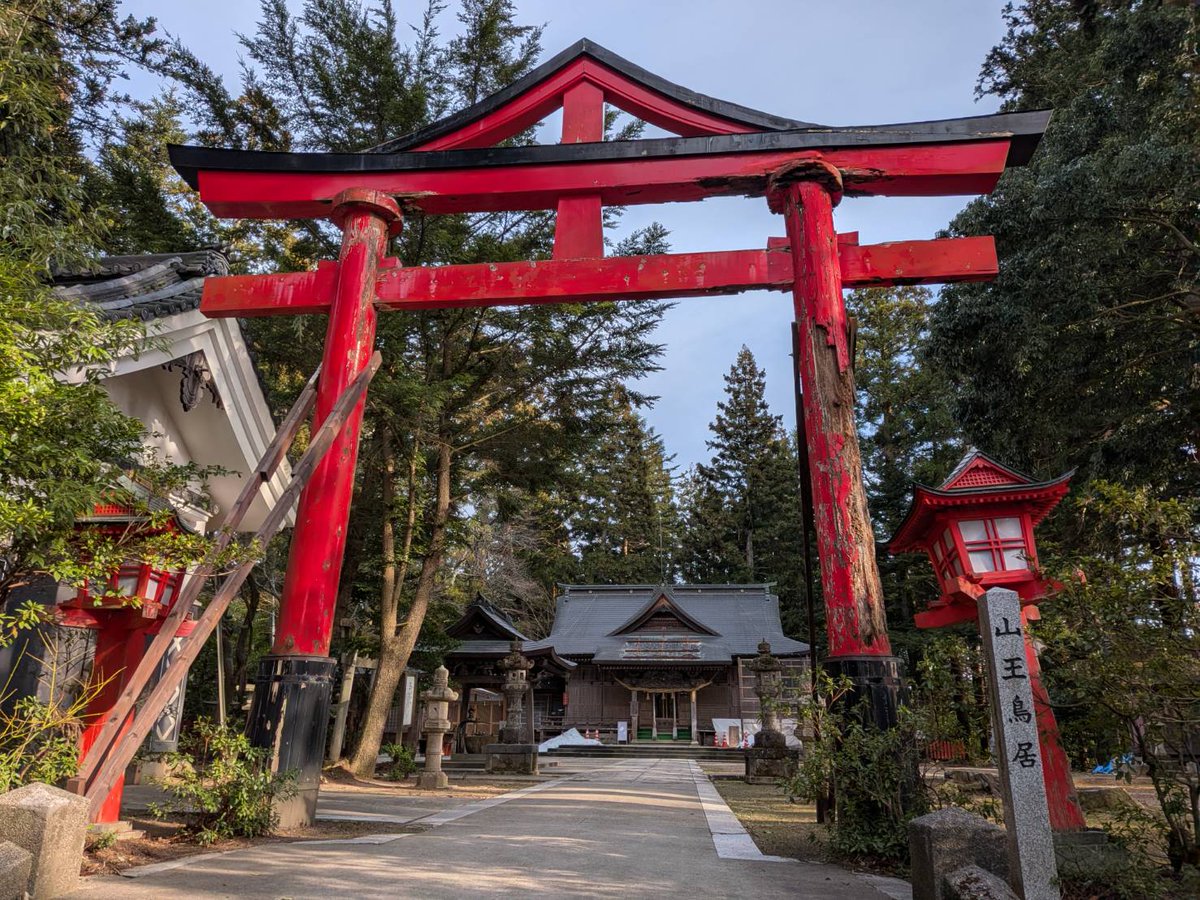 【日枝神社】山王鳥居が新しくしました⛩
左上：『完成』R8.4.24
右上：『塗装前』R8.4.17
左下：『撤去後』R8.3.16
右下：『昔の鳥居』R8.3.2
多くの方のクラウドファンディングのおかげで五泉市村松の貴重なシンボルが守られました🍀ありがとございました🍀