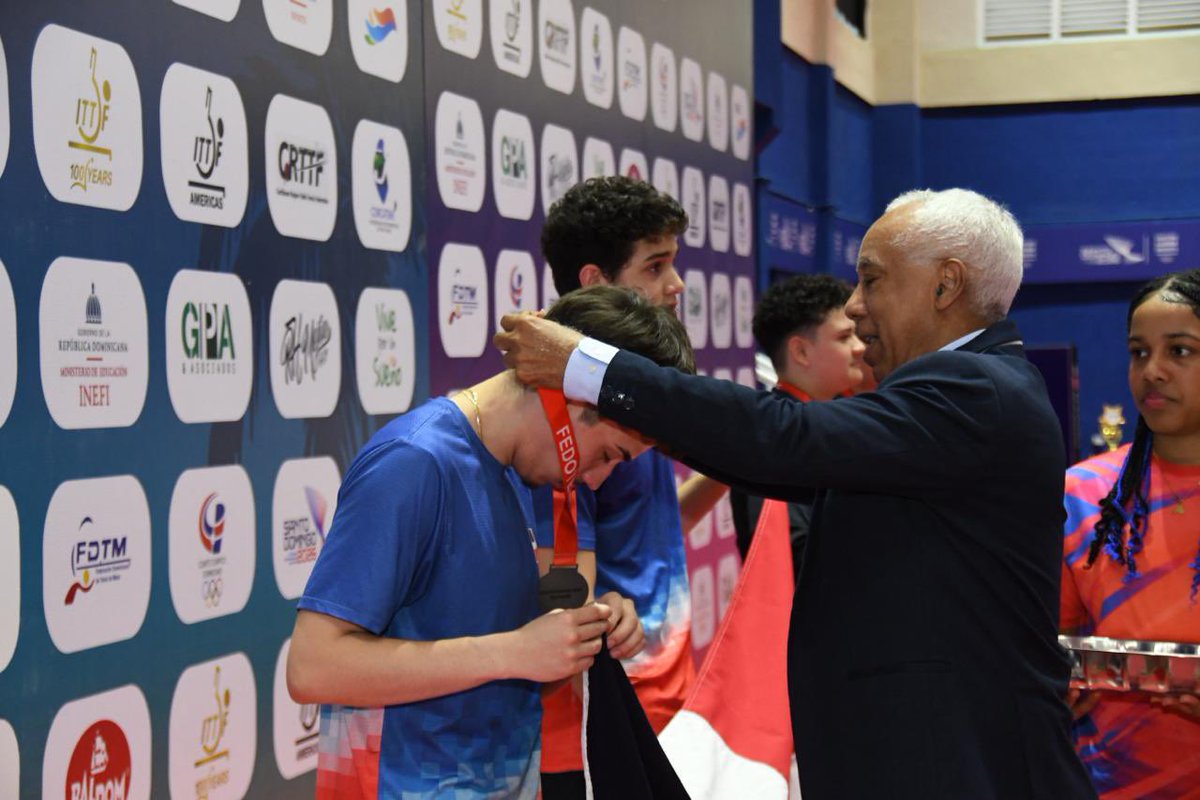 fedoteme's tweet photo. 🏓✨ Ceremonia de premiación – U19 Boys’ Singles

🥇 🇩🇴 DOM
🥈 🇩🇴 DOM
🥉 🇵🇷 PUR
🥉 🇵🇷 PUR

#YouthChampionship #Fedoteme https://t.co/rizLTpGrVa