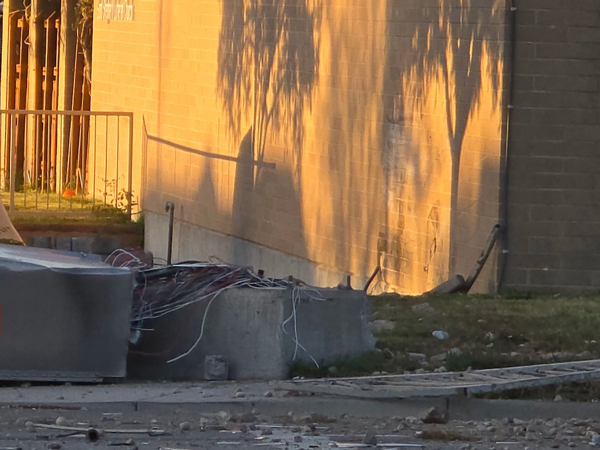 SLCScanner's tweet image. #Sandy 8600 S 700 E. Box truck crashed into a power control box for the stop lights on the corner. 1 person was transported with minor injuries. 

🎥: Jadyn I