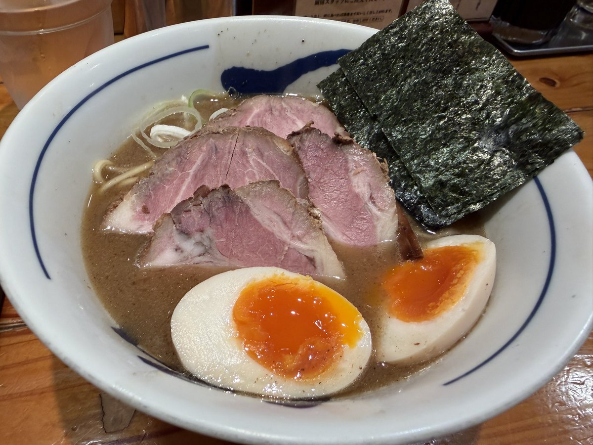 飯田橋、つじ田
やっぱりラーメンはスープでしょということで、つけ麺ではなくラーメンを選択
スープもチャーシューも美味い
麺は全粒粉っぽい感じなんですね
これはこれで美味い
スープ全部飲んじゃった