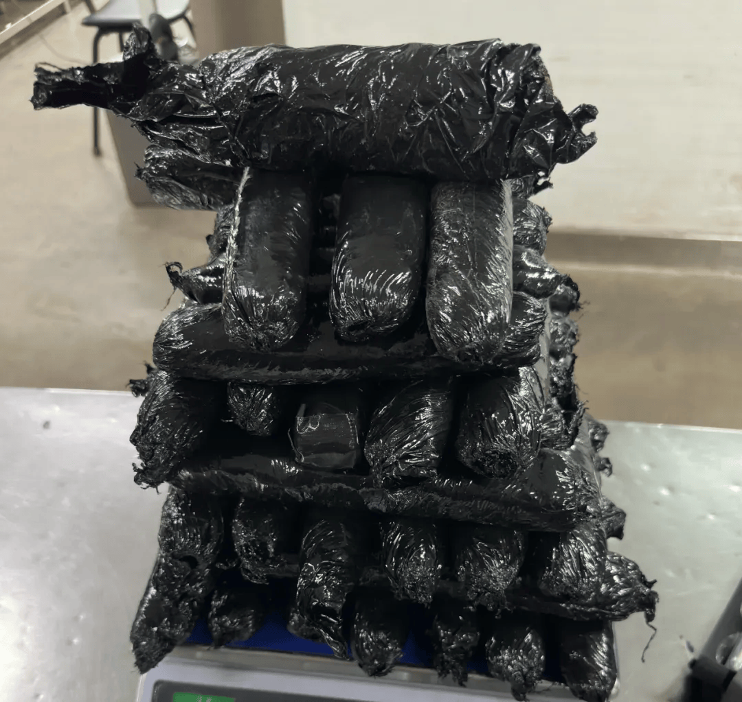 ClineT27568895's tweet image. Unboxed my [具体商品名，如wireless headphones]! Fast delivery, perfect condition—love the sleek design.  #Unboxing #快递品牌名 #SatisfiedCustomer