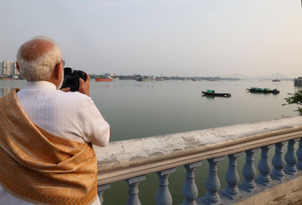 timesofindia's tweet image. #InPics | 'The Ganga flows through the soul of #Bengal': PM #NarendraModi shares moments from the banks of the Hooghly in #Kolkata, where he spent time with boatmen and locals. 

#WestBengal #Ganga #Hooghly