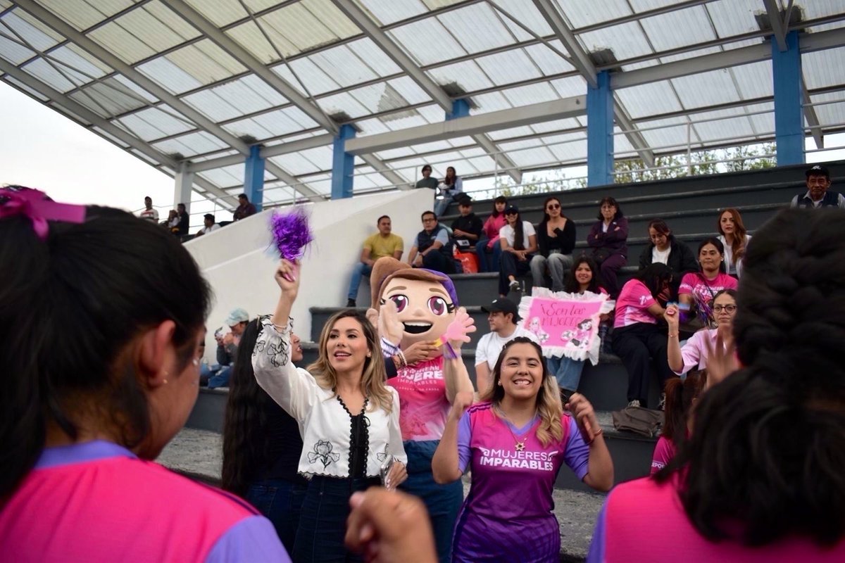 ZairaGlez6's tweet photo. 🥳💜 ¡Ganamos el  primer partido en el #TorneoInterdependencias 2026 ⚽️, con nuestro equipo “Súper Estrella” 🌟!

Gracias a @DeportePue por impulsar estos espacios que fomentan la sana convivencia, el deporte y la recreación para quienes formamos parte del Gobierno de la Ciudad. 

La pasamos increíble, ¡nos vemos en el próximo partido!🪽 #MujeresImparables