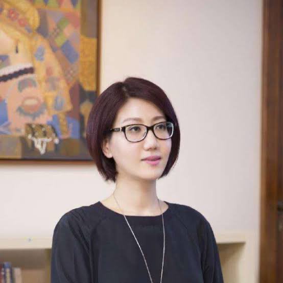 整个东亚，就连最后兴起的渔猎民族满洲，都发明创造了自己的文字—满文。为什么就日本人发明不出来？偷点中国的汉字，偷点草书，偷点偏旁部首，就说是日文。是因为蠢吗？