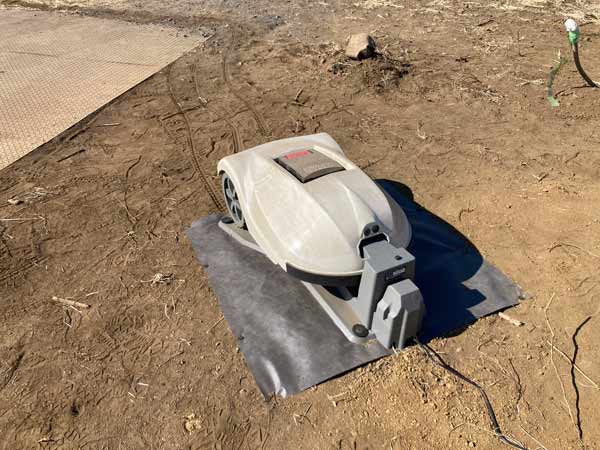 iids_info's tweet photo. 埼玉県の企業内グラウンドでクロノスMR-400を設置しました。6500㎡の雑草地を２台がかりで手分けして走行。人力では労力の掛かる草刈りも、ロボット草刈り機にお任せすれば楽々です👍天候・場所・時間を問わず、草刈り・帰還・充電すべてを自動で行います。
#ロボモア #KRONOS  #自律走行無人草刈機 https://t.co/oIMxj02fPw