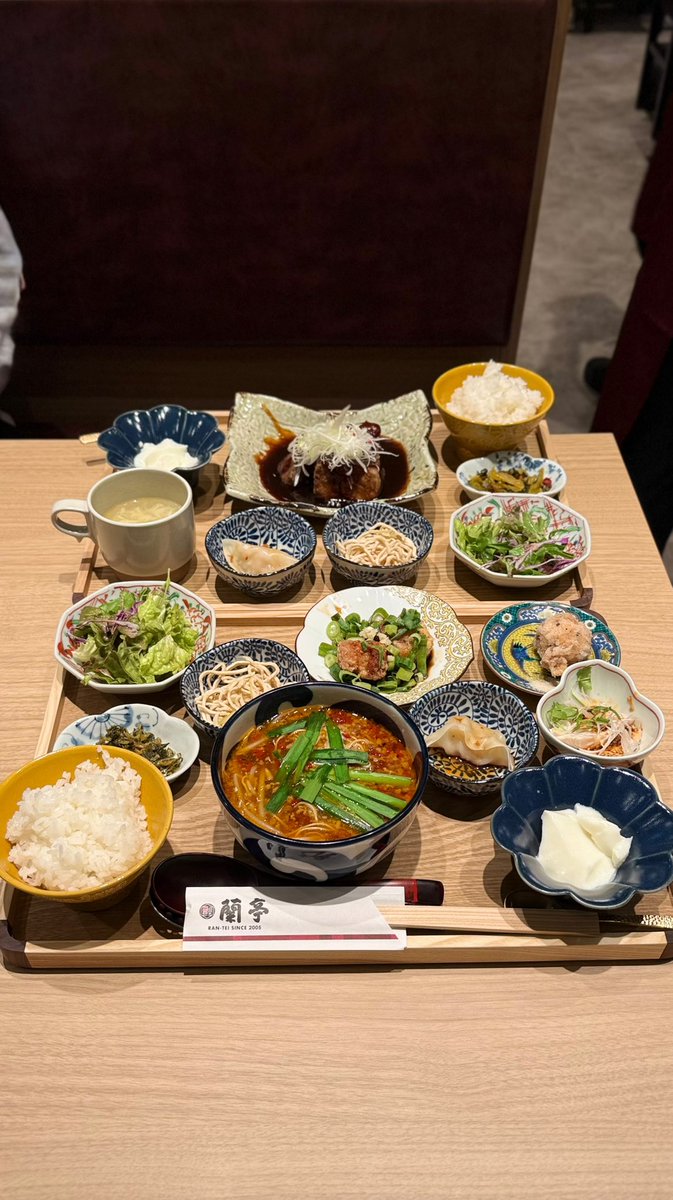 crew_value1's tweet photo. 人気の中華料理店【蘭亭】が4月23日に
ルクア大阪・バルチカにオープン
ランチメニューは990円〜
ご飯、スープはお代わり無料
キャベツの漬け物は食べ放題
ルクア限定の黒酢角煮酢豚や
ピリ辛がクセになる台湾ラーメンなど
魅力的なランチメニューたくさんです

【住所】
大阪市北区梅田3-1-3 
ルクア大阪 バルチカ B2F  #PR