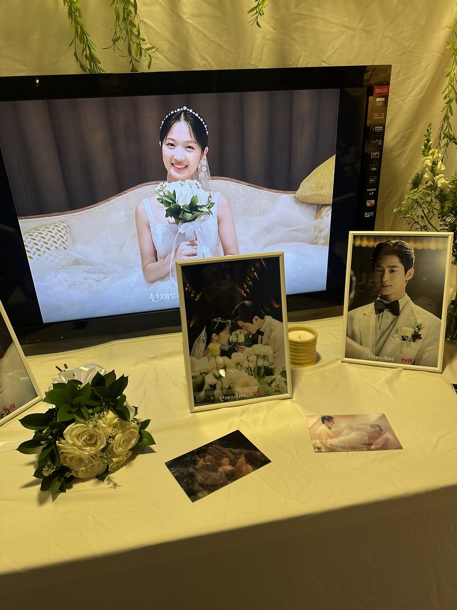 peachicatong's tweet image. Finally kita sampai ke Wedding spot of SolSun #LovelyRunner2ndAnniversary main bareng subeom 🥹🤍💍

Thank you #LovelyRunner for the magical journey 💙💛 - 
padahal sdh 2 tahun tapi masih dirayakan dengan penuh sukacita ✨

Sekarang yuk support &amp;amp; love their new projects in our