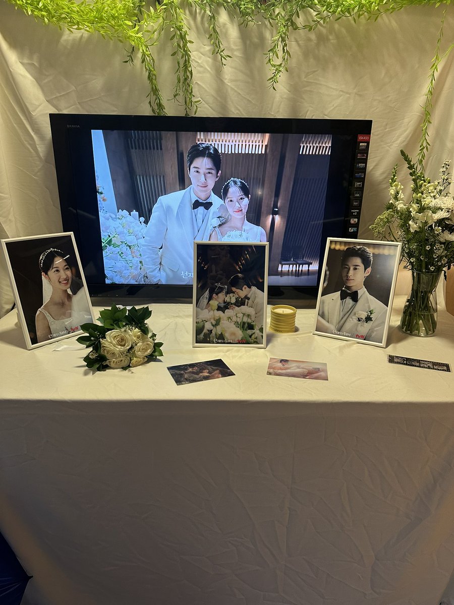 peachicatong's tweet image. Finally kita sampai ke Wedding spot of SolSun #LovelyRunner2ndAnniversary main bareng subeom 🥹🤍💍

Thank you #LovelyRunner for the magical journey 💙💛 - 
padahal sdh 2 tahun tapi masih dirayakan dengan penuh sukacita ✨

Sekarang yuk support &amp;amp; love their new projects in our
