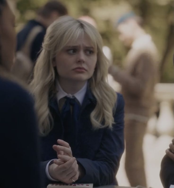 ᅠ 
         —Tsk... Definitivamente, de eso.
‍ ‍ ‍ ‍‍ ‍ ‍