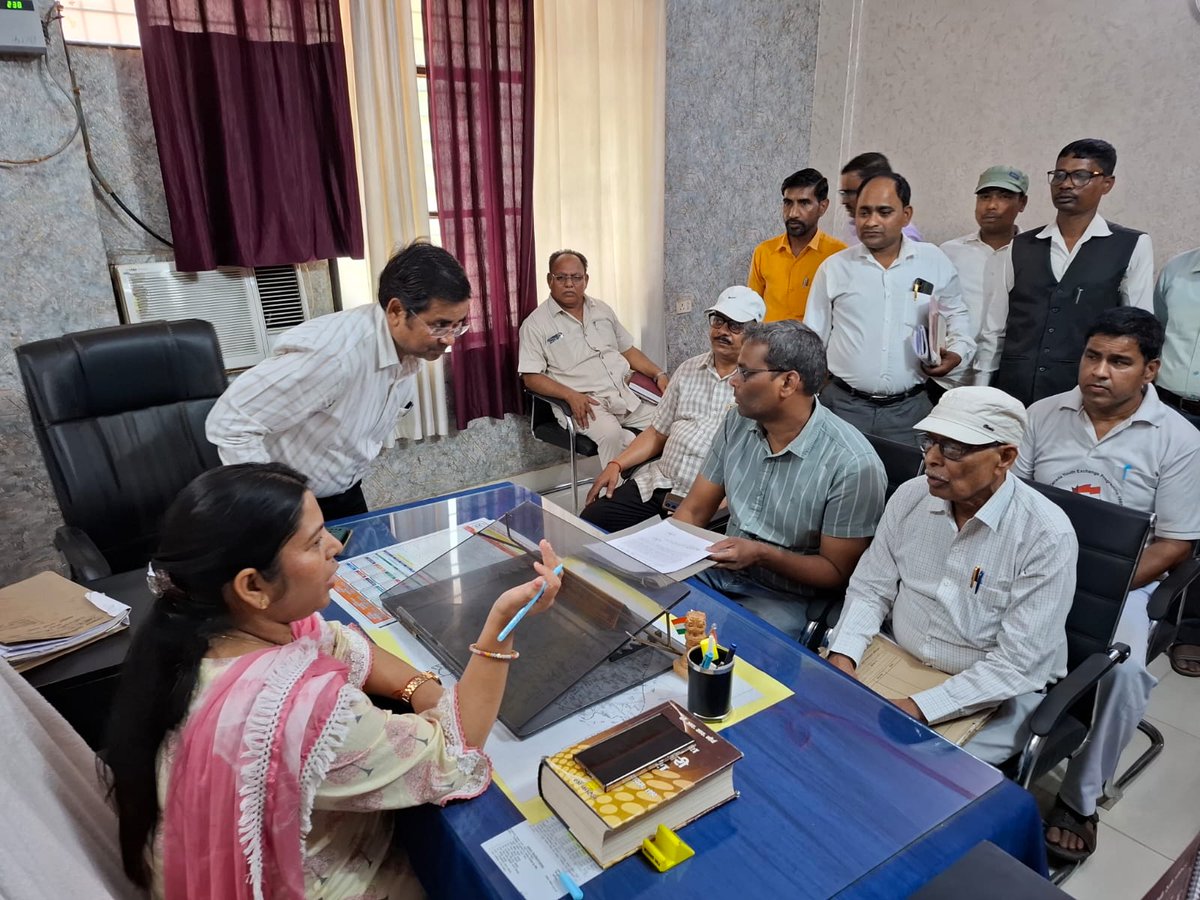 PCSMonalisa's tweet photo. दिनांक 23.04.2026 को तहसील नानपारा में आये आमजनमानस की स��स्याओं को सुना गया एवं सम्बन्धित अधिकारियों/कर्मचारियों को तत्काल नियमानुसार कार्यवाही हेतु निर्देशित किया गया।
@Akshay1_ias @DMBahraich @bahraichpolice @InfoDeptUP @UPGovt @CMOfficeUP @myogiadityanath @dio_5402 https://t.co/ihLziWKJw1
