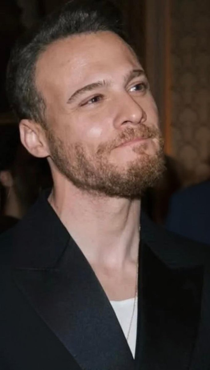 BD🔆
Contar la historia de quien cumple sus sueños es fantástico, pero narrar lo que pasa cuando una persona cumple el sueño de los demás es magia. Seguimos a alguien que piensa que su felicidad depende de hacer felices a los que tiene alrededor y eso no tiene precio
#KeremBürsin