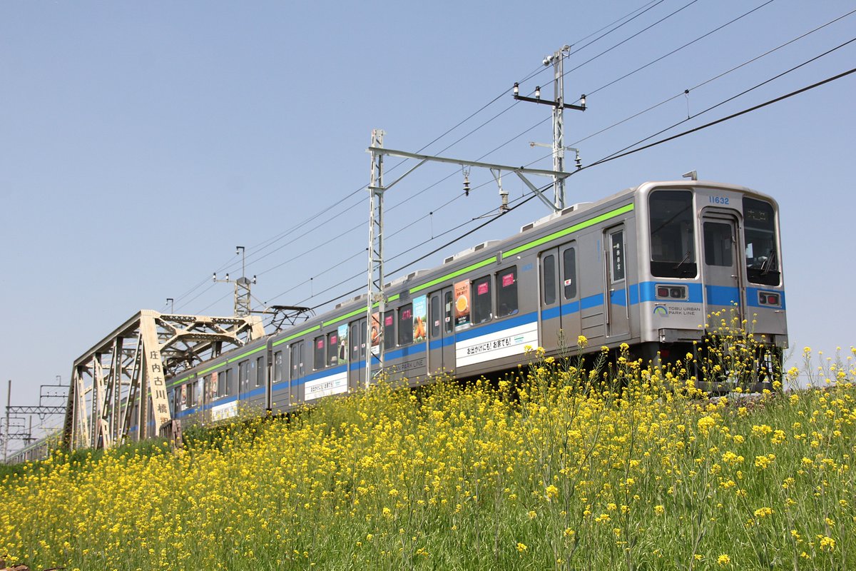 expresstokiwa's tweet photo. #ファミマン って知っている?
東武10000系が野田線に転属し帯の色を変えたら、ファミリーマートのデザイントと同じような柄となったのでファミリーマートが車体広告を出した・・・これがファミリーマート+イチマン系=ファミマンと呼ばれていた?
この時確かこの2本に施行された
#11631F #11632F https://t.co/Zca8ucZNBq
