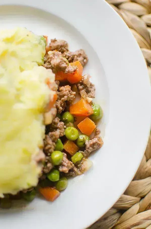 Living_Lou's tweet image. DELICIOUS recipe - shepherd’s pie with peas, carrots and chive mashed potatoes!

RECIPE: buff.ly/2VdGOjR
#recipe #familydinner