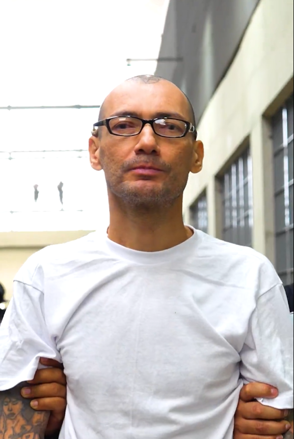 narcoblogger's tweet photo. 🇸🇻 | Dionisio Arístides Umanzor Osorio, alias “El Sirra de Teclas”, uno de los cabecillas de la MS-13, fue llevado este día desde el CECOT a tribunales junto a otros 486 pandilleros para seguir su proceso judicial.

El expediente lo coloca como responsable de al menos 126 delitos, incluidos 106 homicidios agravados, además de secuestro, rebelión y privaciones de libertad. Es uno de los perfiles más pesados que enfrenta la justicia salvadoreña en la actual ofensiva contra pandillas.

La MS-13, estructura a la que pertenece, ha sido históricamente una de las organizaciones más violentas de El Salvador, con control territorial en colonias enteras y participación directa en homicidios sistemáticos durante años.

Una fuente cercana al hecho nos comentó que el operativo de traslado se realizó bajo un esquema de máxima seguridad, con despliegue especial para evitar cualquier intento de rescate o alteración del orden.

El juicio de “El Sirra de Teclas” se vuelve una pieza clave en la estrategia del Estado salvadoreño para judicializar a mandos medios y altos de la pandilla, no solo a operadores de calle, en un intento por desarticular completamente su estructura criminal.