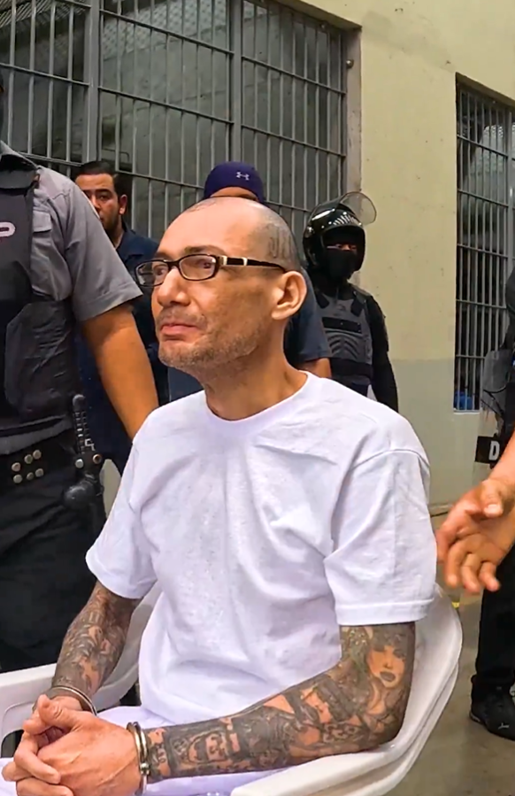 narcoblogger's tweet photo. 🇸🇻 | Dionisio Arístides Umanzor Osorio, alias “El Sirra de Teclas”, uno de los cabecillas de la MS-13, fue llevado este día desde el CECOT a tribunales junto a otros 486 pandilleros para seguir su proceso judicial.

El expediente lo coloca como responsable de al menos 126 delitos, incluidos 106 homicidios agravados, además de secuestro, rebelión y privaciones de libertad. Es uno de los perfiles más pesados que enfrenta la justicia salvadoreña en la actual ofensiva contra pandillas.

La MS-13, estructura a la que pertenece, ha sido históricamente una de las organizaciones más violentas de El Salvador, con control territorial en colonias enteras y participación directa en homicidios sistemáticos durante años.

Una fuente cercana al hecho nos comentó que el operativo de traslado se realizó bajo un esquema de máxima seguridad, con despliegue especial para evitar cualquier intento de rescate o alteración del orden.

El juicio de “El Sirra de Teclas” se vuelve una pieza clave en la estrategia del Estado salvadoreño para judicializar a mandos medios y altos de la pandilla, no solo a operadores de calle, en un intento por desarticular completamente su estructura criminal.