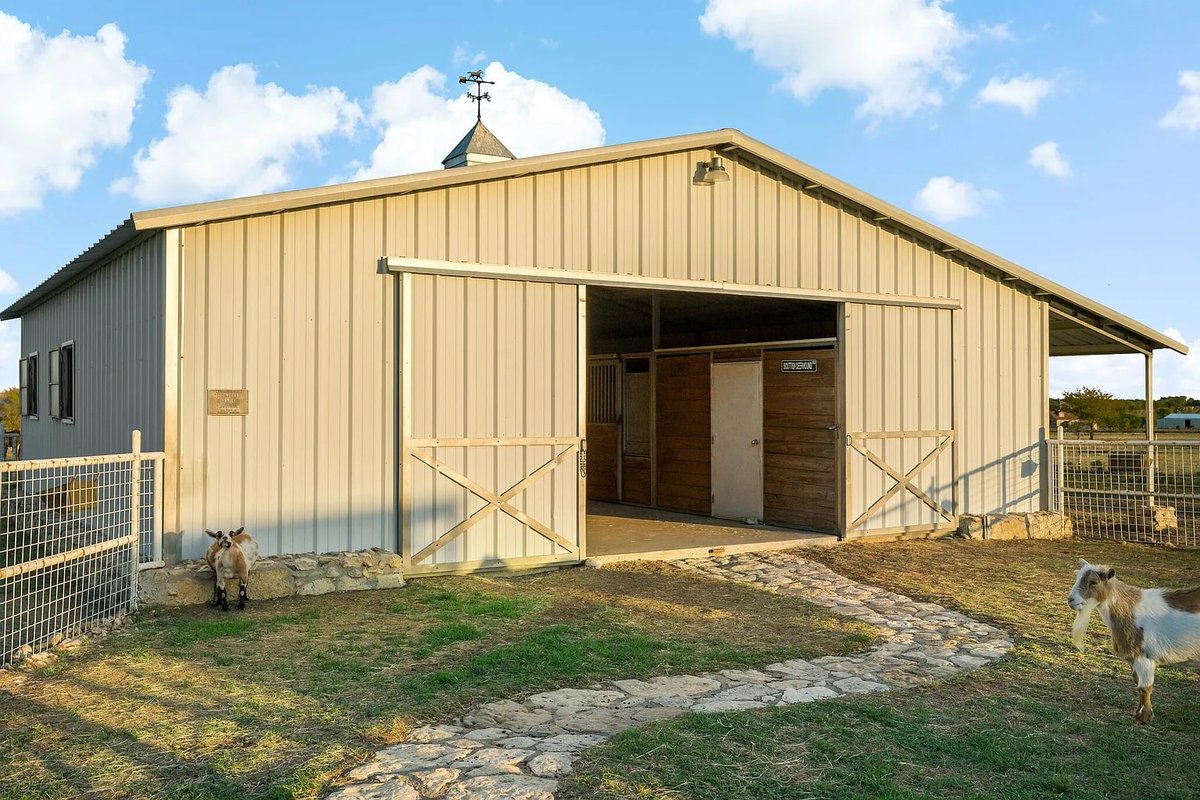 PONDER, NORTH TEXAS. 4.65 acs. 3/3 Prairie-style home w/open layout down. Upstairs bedrooms arranged as individual suites. The screened-in porch w/fireplace. 312 sf ADU. 4-stall barn. Add'l 5.26 ac available. $950K #txhorseproperties #pondertx #northtexas tinyurl.com/2436Ponder