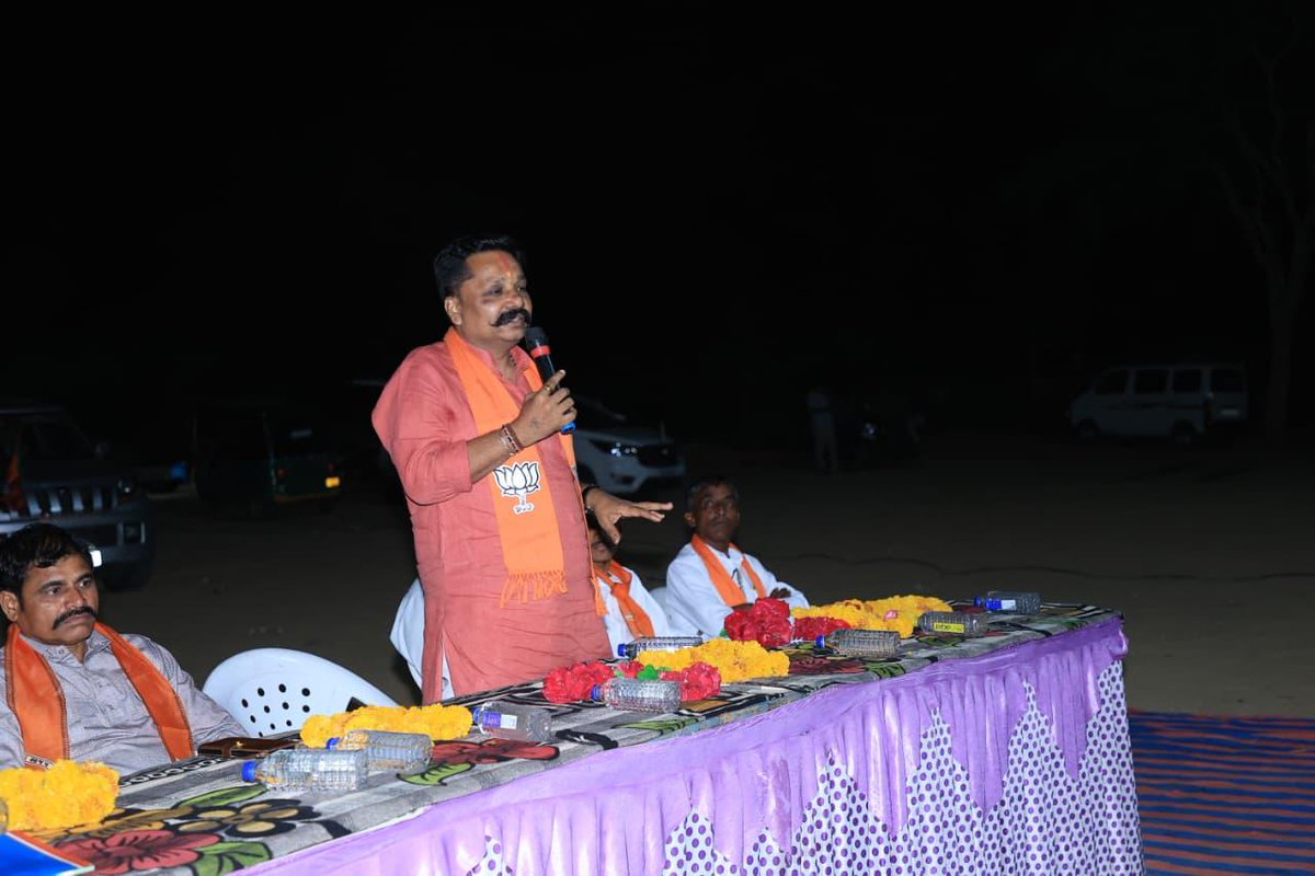 iarjunsinhbjp's tweet image. મહેમદાવાદ તાલુકાના પથાવત ગામે વિકાસને કેન્દ્રમાં રાખી ભવ્ય બેઠક યોજાઈ.

બેઠક દરમિયાન ભાજપાના ઉમેદવારોના સમર્થનમાં ગ્રામજનો મોટી સંખ્યામાં જોડાયા અને વિકાસના મુદ્દાઓને આગળ વધારવા જંગી બહુમતીથી વિજયી બનાવવાનો સંકલ્પ વ્યક્ત કર્યો.

#Meeting #જનસમર્થન #વિકાસનીવાત #ભાજપા #વિજયનોઘોષ