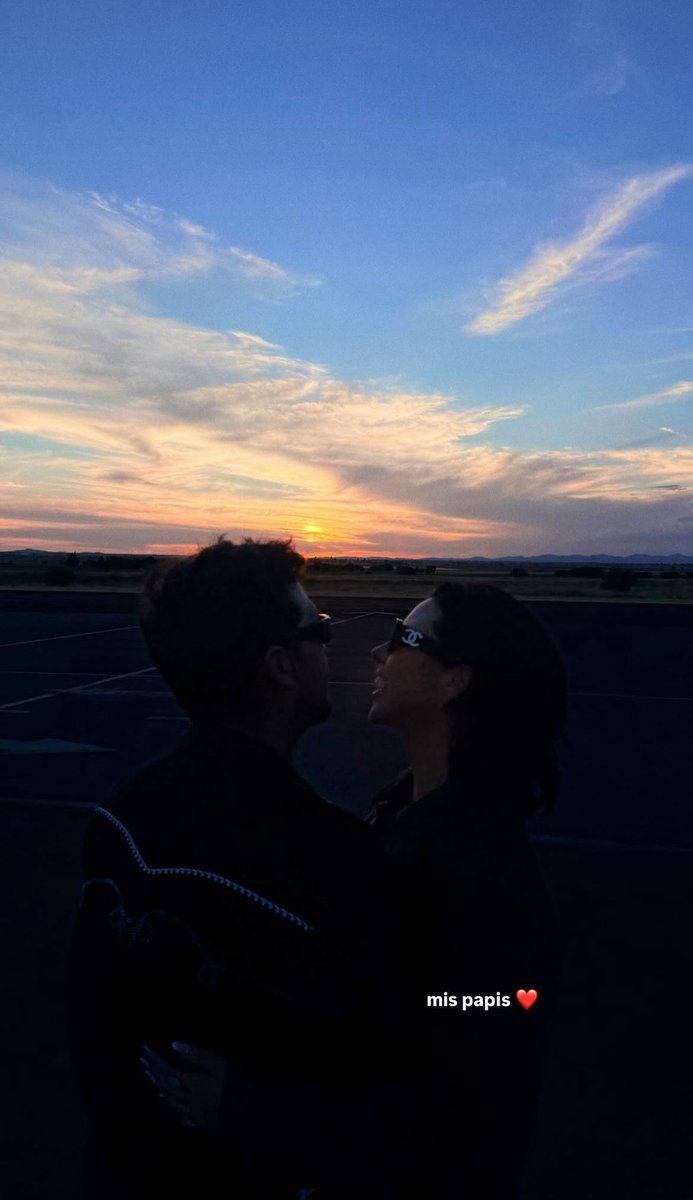 Una hermosa pareja viendo un hermoso amanecer 🌅❤️🫶🏼 <a href="/AngelaAguilar__/">Ángela Aguilar 🇲🇽</a>