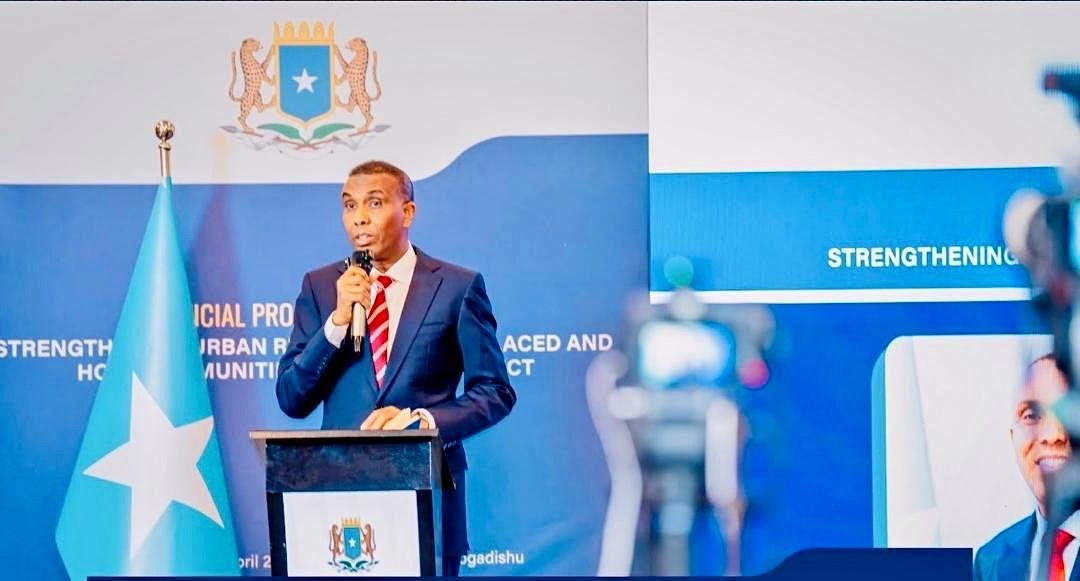 UNHCRSom's tweet image. In Mogadishu, the Federal Government of Somalia , @NCRDS_SOMALIA, @AfDB_Group &amp;amp; @UNHCRSom, alongside #IOM,#FAO,#UNHABITAT &amp;amp; #UN_Women, launched a USD 20.5M project supporting durable solutions for IDPs &amp;amp; host communities in #Dollow.
A major step from fragility to stability.