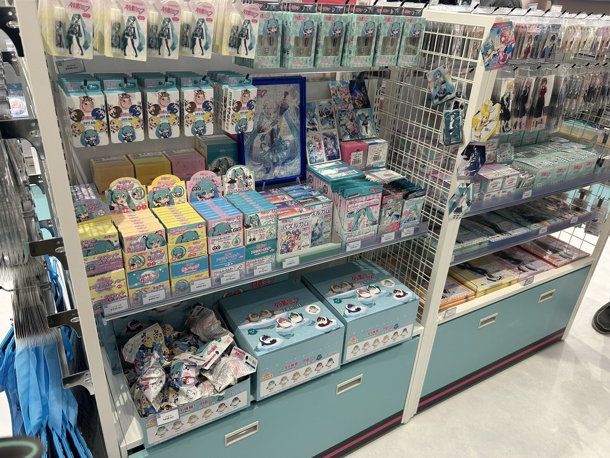 YUI554148584941's tweet photo. 今日原宿にオープンしたミクちゃんのショップ行ってきた✨
グッズは見たことないのもちらほらいたよ〜！
過去のグッズの他にねんとろとか雪ミクシナミクちゃん、アパレル系もあった！！
見たことないネイルチップが可愛かったからめっちゃおすすめ！ https://t.co/82yuoYpzES