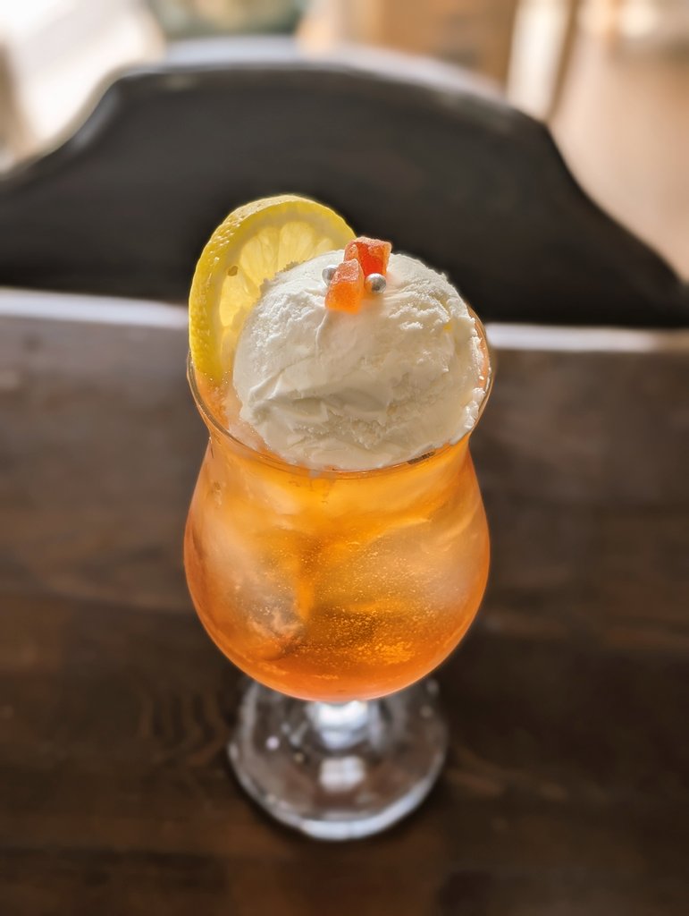 ぶんくりーむそーだ tweet media