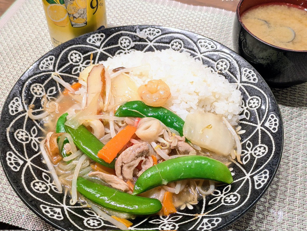 大皿に山盛りの具沢山中華丼が食いてｪ