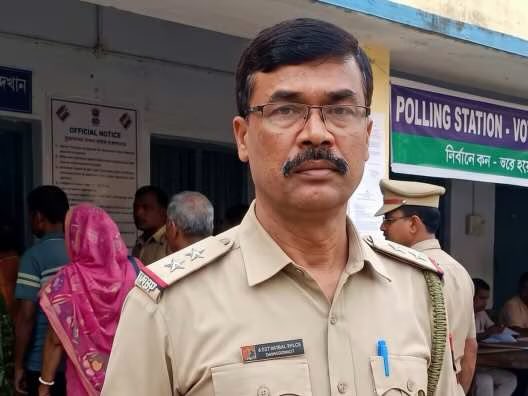 ये रेजाउल करीम हैं, पश्चिम बंगाल के में सब-इंस्पेक्टर के पद पर तैनात हैं। 1991 से पुलिस सर्विस में हैं, साल 2002 की वोटर लिस्ट में भी नाम मौजूद था, इसके बावजूद SIR के बाद अब उन्हें "संदिग्ध मतदाता" मान लिया गया है। करीम के मुताबिक सर्विस से रिटायरमेंट में अभी 21 महीने बाकी हैं,