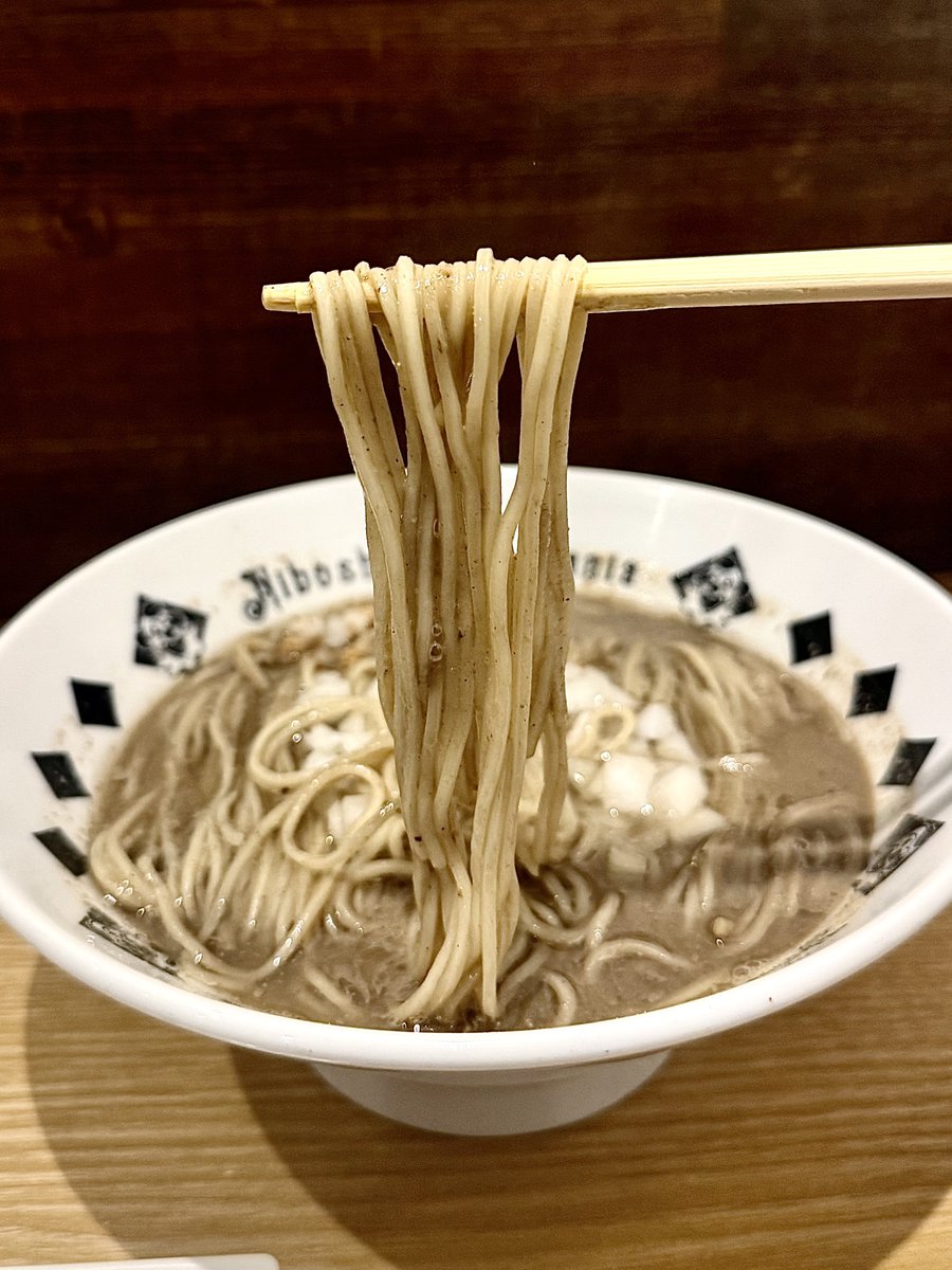 kainramen's tweet photo. NIBOSHIMANIA

プレミアムドラゴンニボプレッソ(かけ)
宮城､九十九里､境港､太刀魚煮干三種

煮干油後がけのいい意味でヌルんと
なめらかなニボプレ✨️
極上の甘みと香ばしさが共存してる🥹
極細な麺の食感も大好き🥰
長い旨味の余韻に浸る幸せ🤭
めちゃめちゃ美味しかった✨️
ご馳走様でした🙏 https://t.co/GshHgL8O5a