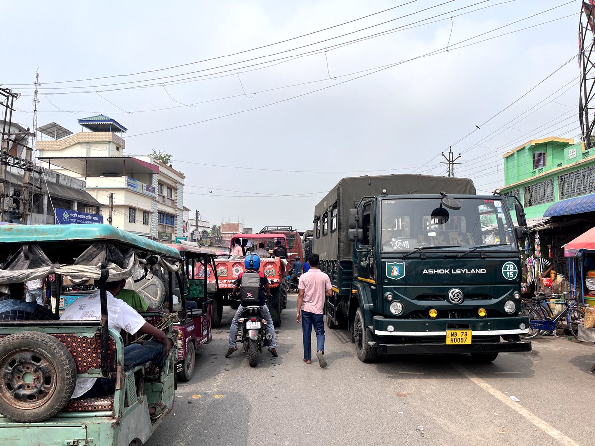 sonughosh17's tweet photo. "In Trimohini, under the jurisdiction of Hili Police Station, BSF personnel park their vehicles illegally every market day for long periods while they shop. This illegal parking causes massive traffic congestion on National Highway 512. Next Part- https://t.co/Dd34qGdfNx