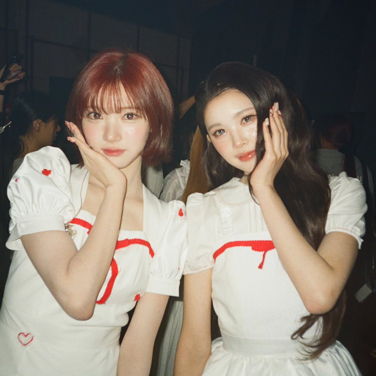 흑흑세계관보고싶어하는신삥에츄러들에게,
새노래를가지고오는하뚜뚜: 그딴건없어우린머리를계속물들일거야