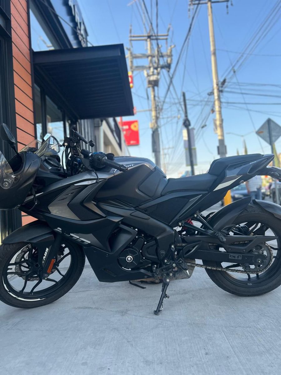 Canal13Puebla's tweet photo. #ATuServicio 🚨 Reportan motocicleta robada 
Marca: Bajaj 
Modelo: Pulsar RS200 
Año: 2023 
Placas: 38TNS1 
Color: gris
Vista por última vez en la zona de Soriana Torrecillas, Puebla entre 7:30 y 9:25 pm.
Llamar al 911 https://t.co/xb7IQa720h