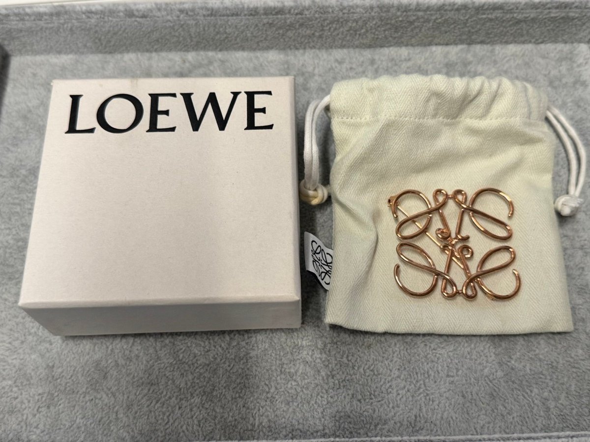ロエベ アナグラム ブローチをお買取りしました！
スペインを代表するラグジュアリーブランド、ロエベのアナグラムブローチをお持ち込みいただきました。箱と保存袋が揃った状態の良いお品物で、ローズゴールドカラーの繊細な曲線が美しく、上品な光沢を保っています。