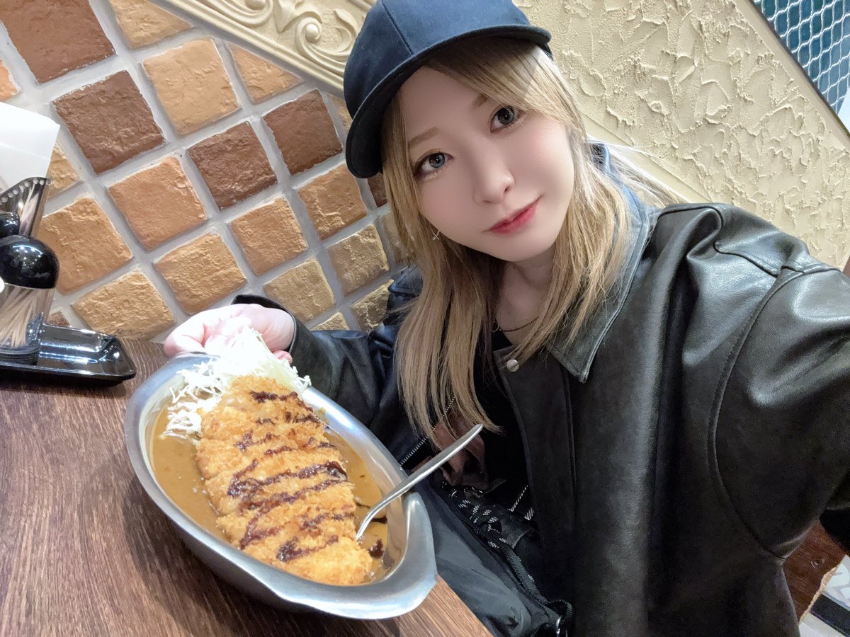 おひる！

帰省したら必ず食べちゃう金沢カレー。
チャンピオンカレーが1番好きです。
頼んだのはLカツミニ🙌

金沢来たらマストで食べてほしい1食！
揚げたてカツが最高です。

#いしかわ観光特使
