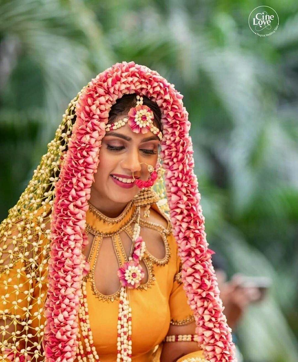 ThreadsWerindia's tweet image. 🌸👰 Mogra flower dupatta—ethereal charm for brides. 👉 See details: buff.ly/ZBv7Zgt

#BridalBuzz  #WeddingGoals #EthnicStyle #FlowerFashion #Threads #WeRIndia