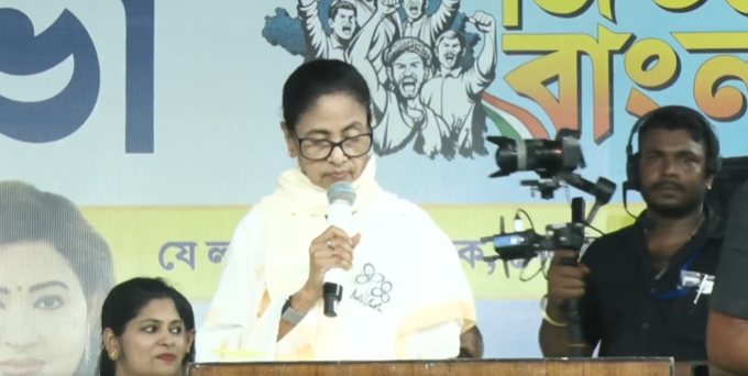 कोलकाता: पश्चिम बंगाल की मुख्यमंत्री ममता बनर्जी ने कहा, "भाजपा के लिए काम करने वाले सभी लोगों के नाम लिस्ट में हैं... आप लोगों को उनके भाजपा बैकग्राउंड के आधार पर लाए हैं और उसी हिसाब से अधिकारियों को नियुक्त किया है... याद रखें, आपमें हमें हराने की क्षमता नहीं है... हम अन्याय