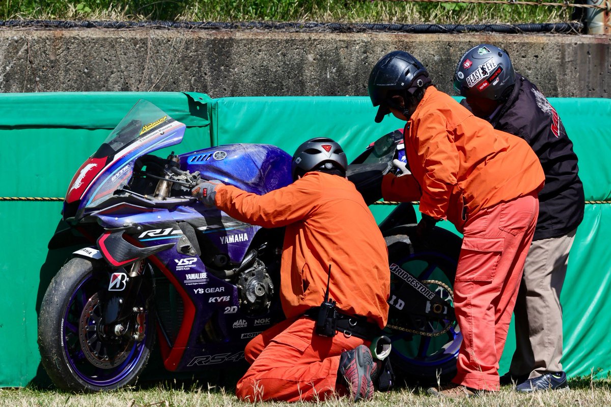 okazaki747's tweet photo. チェッカー後、何人ものライダーがガン見した先には…😭 https://t.co/s685IzMCyz