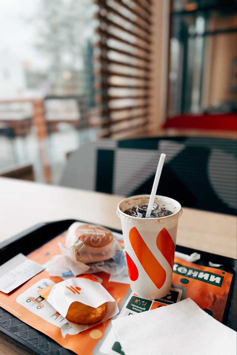 AlexDaid's tweet photo. Отпахал всю неделю в зале — заслужил. 🍔🥤🍟 https://t.co/D9RRzZiaK3